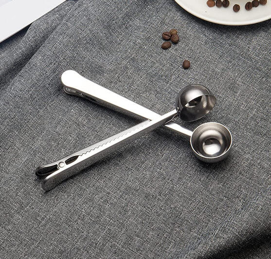 Accesorio ideal para conservar el café aromático y fresco; y que te permitirá preparar tu bebida al momento. El material es acero inoxidable. Color Acero (como en la foto). Medida: 17.5cm de largo.